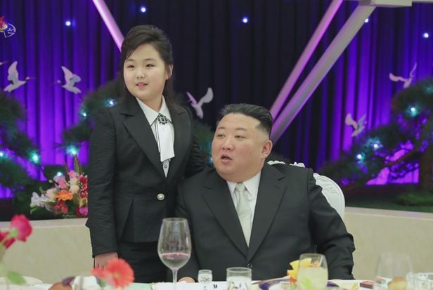 북한 김정은과 그의 딸 주애가 지난 7일 건군절 기념연회에 참석했다. /조선중앙TV 화면 연합뉴스