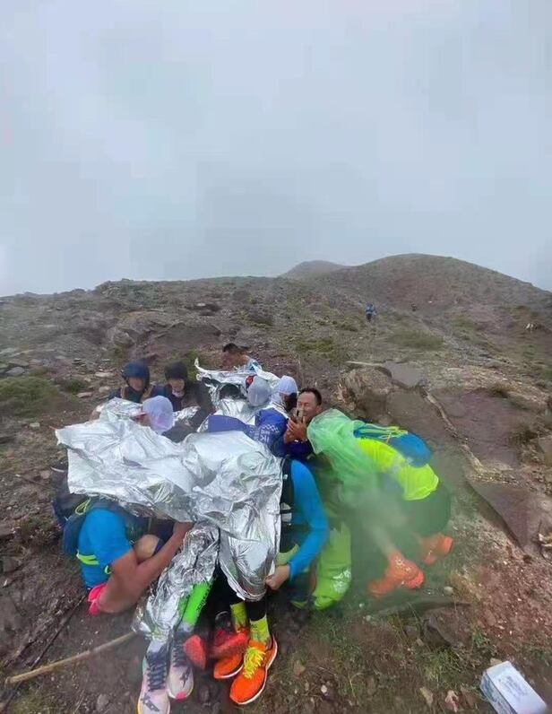 22일 중국 간쑤성 바이인시에서 열린 산악 마라톤 행사 도중 강풍과 비바람으로 선수들이 조난돼 21명이 숨졌다./홍성신문 캡처