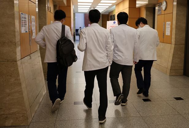 전공의들이 의대 정원 확대에 반발하며 업무를 중단한 20일 서울의 한 대형병원에 의료진들이 발걸음을 옮기고 있다. /뉴스1