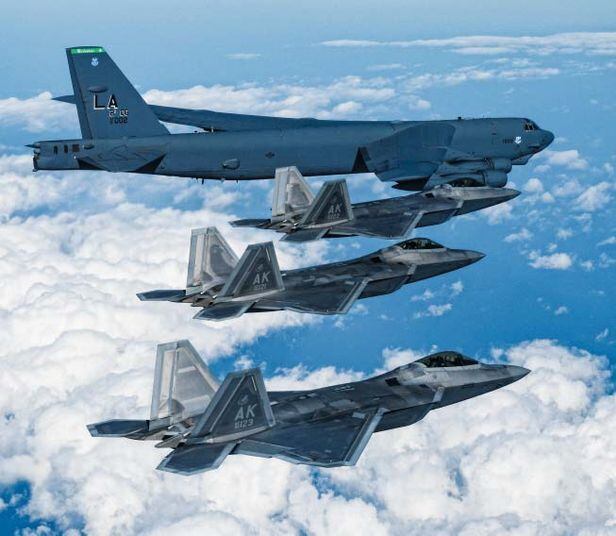 최강 전투기 F-22, 4년만에 한반도 출격 - 미군의 3대 전략폭격기 중 하나인 B-52H(맨 위)와 최신예 스텔스 전투기인 F-22 랩터 3대가 20일 한미 연합공군 훈련을 위해 한반도 인근에 전개돼 비행하고 있다. F-22가 한반도에 출격해 연합 훈련을 한 것은 4년 만이다. 북한의 도발 수위가 높아지자 한미가 첨단 전략 자산을 동원해 대응한 것이다. 우리 군은 "미국의 확장 억제(핵 우산)를 포함한 동맹의 능력과 태세를 지속 강화함으로써 연합 방위 태세를 더욱 확고히 해나갈 것"이라고 했다. /국방부