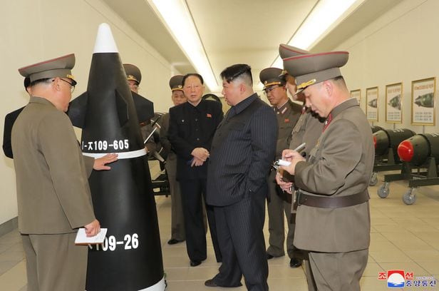 김정은이 미사일 탄두를 살펴보고 있는 모습을 북한 매체가 28일 공개했다. /조선중앙통신 연합뉴스