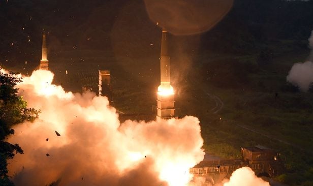 2017년 북한의 ICBM 발사 등에 대응해 한국군 현무-2 탄도미사일들이 발사되고 있다. 현무-2 미사일은 유사시 킬 체인과 대응응징보복 등 한국형 3축 체계의 핵심 전력이다. /합동참모본부