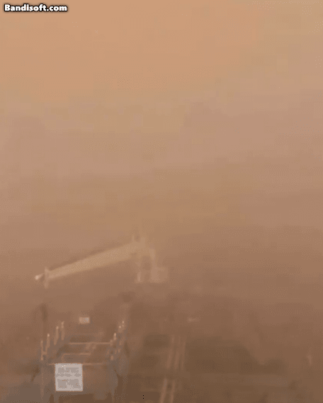항구를 뒤덮은 모래폭풍으로 한 치 시야도 확보되지 않고 있는 모습. /트위터