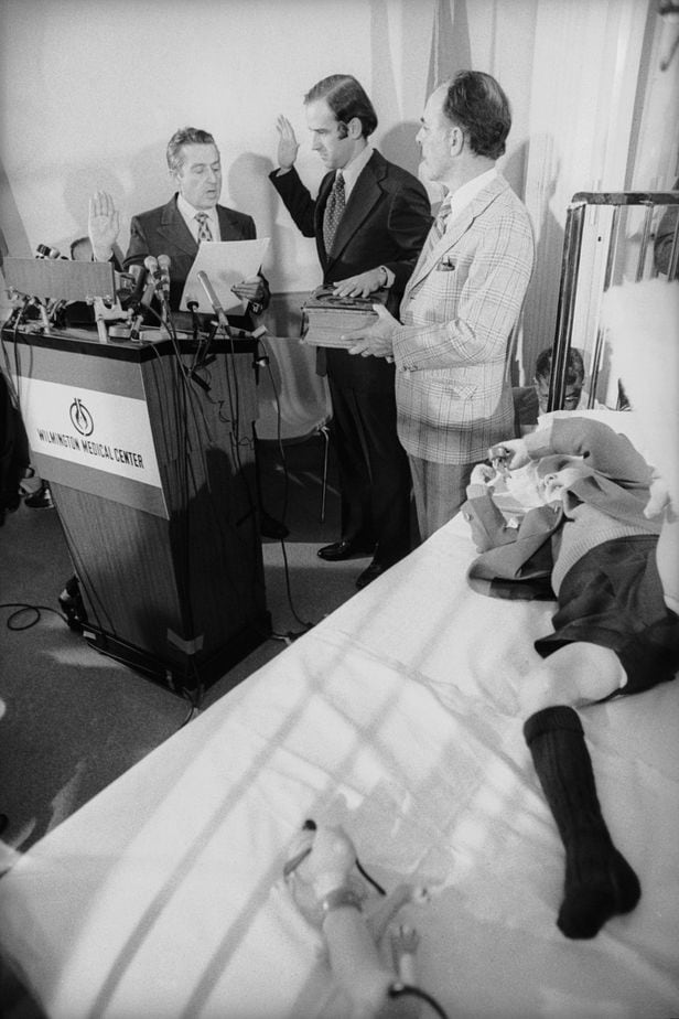조 바이든이 상원의원 당선 직후 교통사고로 부인과 딸을 잃은 뒤, 1973년 두 아들이 입원한 병실에서 의원 취임 선서를 하는 모습. 누워있는 아이가 장남 보로, 그 역시 2015년 암으로 사망했다.