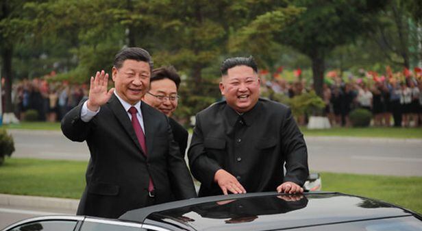 2019년 6월 20일 평양을 방문한 시진핑 중국 국가주석과 김정은 국무위원장이 카퍼레이드 하는 모습
