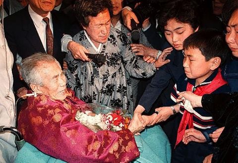 1993년 3월 19일 전향을 거부하며 장기수로 복역해운 리인모 노인이 남한 정부의 인도적인 배려에 의해 북으로 송환되고 있다./조선DB