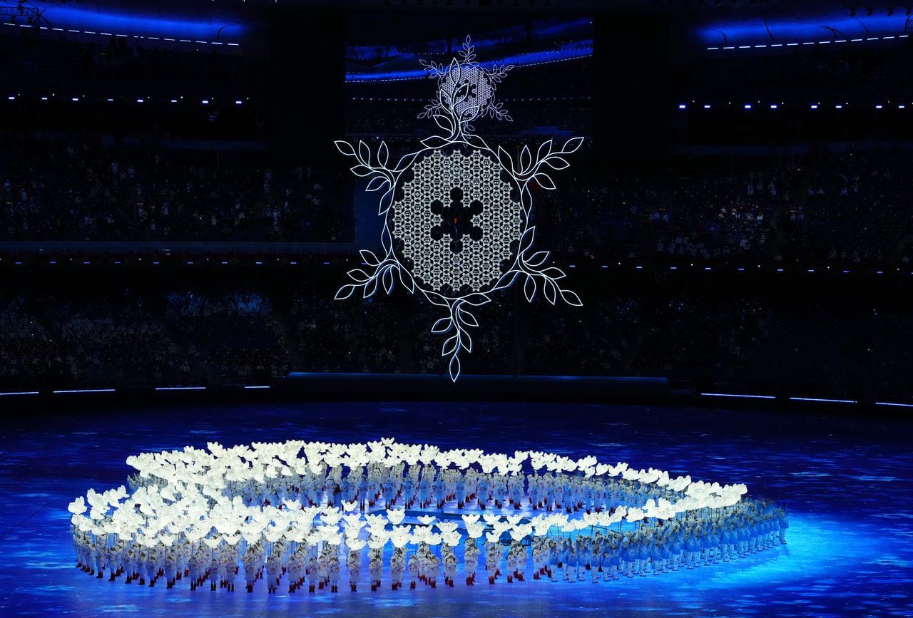 4일 오후 중국 베이징 국립 경기장에서 열린 2022 베이징 동계올림픽 개막식에서 공연이 펼쳐지고 있다/로이터 연합뉴스