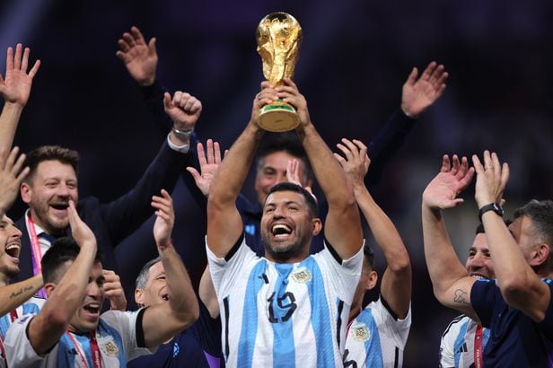 전 아르헨티나 국가대표 선수 세르히오 아구에로가 아르헨티나 선수들과 함께 월드컵 우승을 자축하고 있다./EPA 연합뉴스