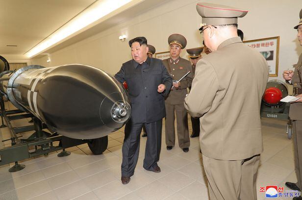 김정은이 핵무기병기화사업을 지도하고 핵반격작전계획과 명령서를 검토했다고 조선중앙통신이 보도했다. 김정은이 미사일 탄두 부분을 가리키고 있다. 전술핵 탄두일 가능성이 있다. /조선중앙통신