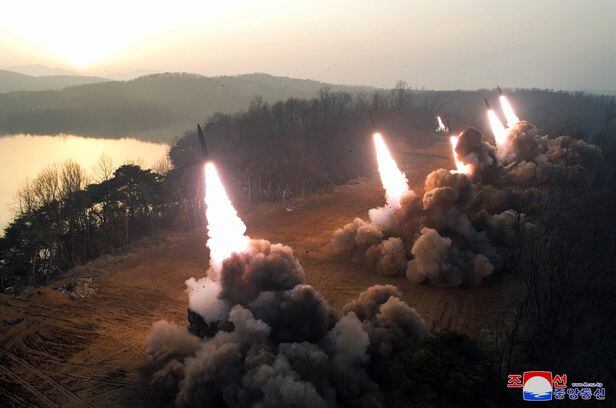 북한 김정은이 9일 서부전선의 중요작전임무를 담당하고있는 화성포병부대의 화력습격훈련을 현지지도했다고 조선중앙통신이 10일 보도했다. /조선중앙통신