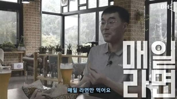 김남국 더불어민주당 의원이 2019년 소개팅 콘셉트로 촬영한 유튜브 영상에서 "매일 라면만 먹는다"고 말했다./유튜브 채널 '이동형TV'