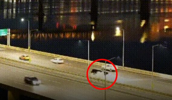지난 19일 밤 서울 강변북로에서 차량 한 대가 중앙분리대를 들이받고 뒤집히는 모습. / 유튜브 UN Village Seoul Live Cam