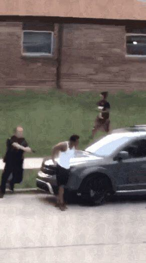 지난 8월 23일(현지 시각) 오후 미 위스콘신주(州) 커노샤의 한 주택가에서 흑인 남성 제이컵 블레이크(가운데)가 차량으로 향하자 경찰이 그에게 총을 겨누며 쫓아가고 있다.