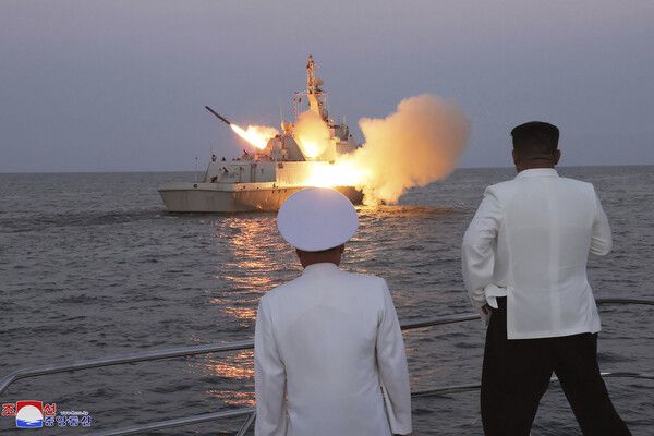 조선중앙통신은 21일 김정은(오른쪽) 국무위원장이 인민군 해군 동해함대를 방문해 “전략 순항 미사일 발사 훈련을 참관했다”고 보도했다. /조선중앙통신 연합뉴스