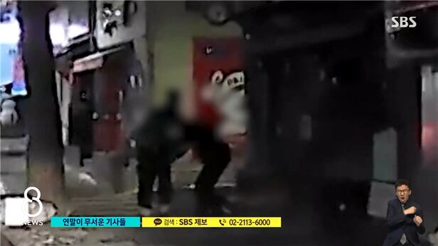지난 17일 서울 마포구의 한 도로에서 승객 A씨가 택시기사 B씨를 밀치고 있다. /SBS