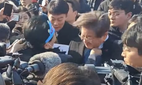 
더불어민주당 이재명 대표의 피습 순간./유튜브 캡처