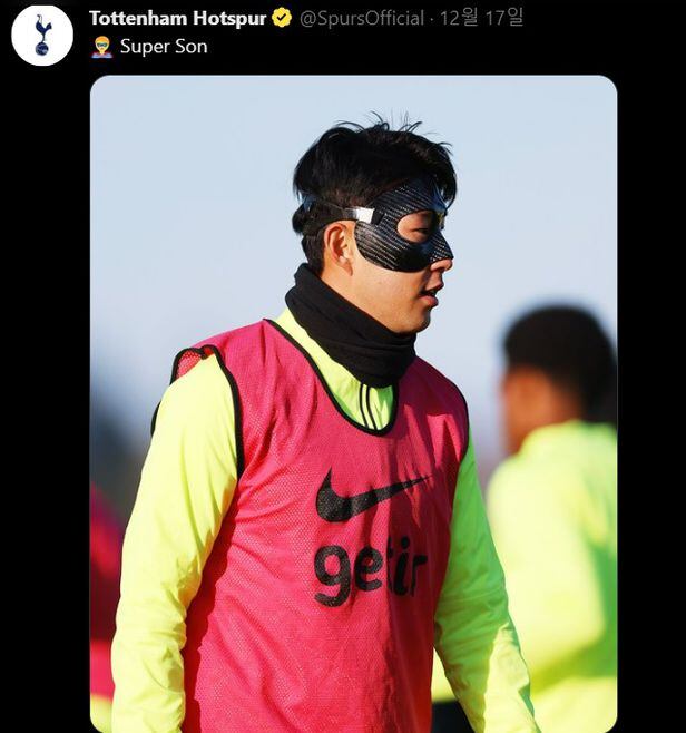 손흥민이 안면 보호대를 착용하고 훈련을 하고 있다. /토트넘 공식트위터