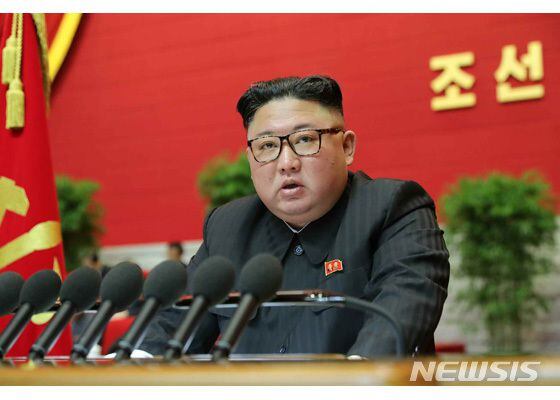 북한 김정은 국무위원장이 9일 노동당 8차 대회에서 사업총화 보고를 하고 있다. 김정은은 이 자리에서 47차례나 핵을 언급하면서 “책임있는 핵보유국으로서 완전무결한 핵 방패를 구축했다”고 말했다.   
/뉴시스