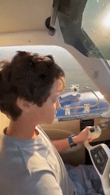 영상에서 가론 마이어는 부조종석에 앉아 아들에게 비행기 작동 방법을 지시했다. /엑스(X·옛 트위터)