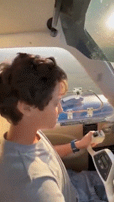 영상에서 가론 마이어는 부조종석에 앉아 아들에게 비행기 작동 방법을 지시했다. /엑스(X·옛 트위터)