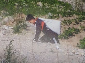 노역에 동원된 북한 어린이가 마대를 메고 있다/강동완 교수