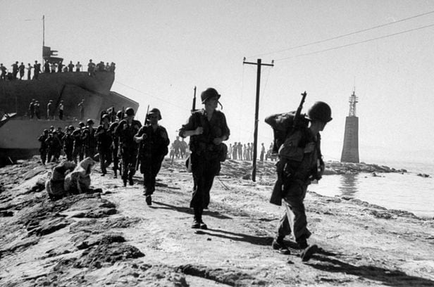 1950년 7월 18일 오전 포항상륙작전을 개시한 미 제1기병사단 상륙부대가 현 여객선터미널에 접안한 LST에서 내려 집결지로 이동하는 모습. /포항지역학연구회 