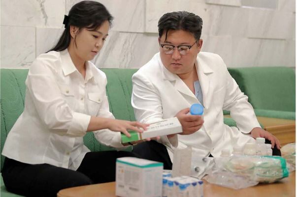 북한 김정은 국무위원장이 코로나 관련 의약품을 노동당 황해남도 해주시위원회에 보내고 있는 모습. /인민사수의 90여일 뉴스1