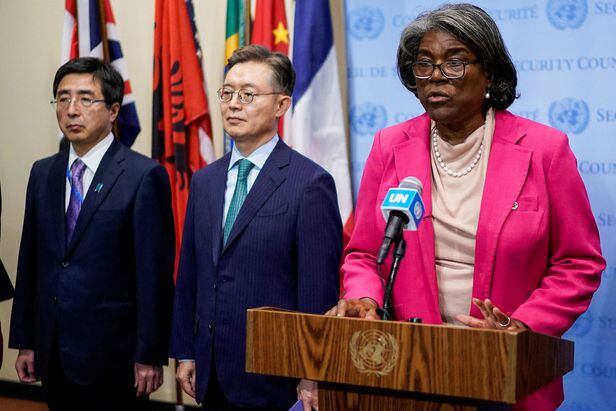 린다 토머스-그린필드 미 UN 대사(맨 오른쪽)이 5일(현지 시각) 유엔 안보리 회의를 마친 뒤 성명문을 발표하고 있다. 왼쪽부터 이시카네 기미히로 주유엔 일본대사, 황준국 주유엔 한국대사. /로이터 연합뉴스