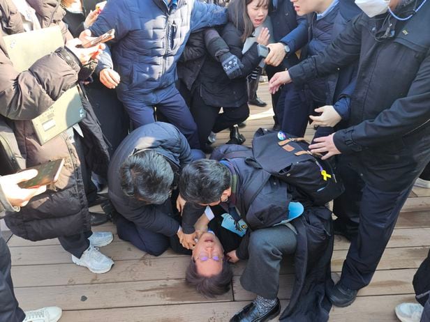 /김상윤 기자 더불어민주당 이재명 대표가 2일 부산에서 괴한의 흉기 피습을 당했다.