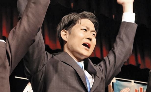 23일 일본 보궐선거에서 중의원에 당선된 아베 신조 전 총리의 조카 기시 노부치요(岸信千世·31). /기시 노부치요 인스타그램