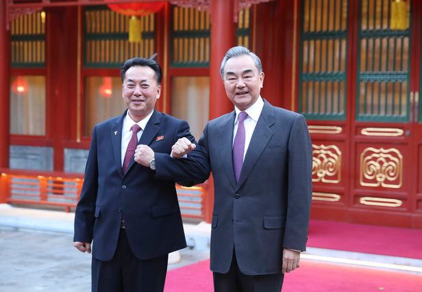 왕이(오른쪽) 중국 외교부장이 5월 27일 베이징 댜오위타이(釣魚臺) 국빈관에서 리룡남 주중 북한 대사를 만나 팔짱을 끼면서 기념사진을 찍고 있다. /신화 연합뉴스