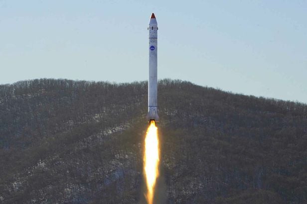 북한이  정찰위성 개발을 위해 진행한 '중요시험'에서 발사한 발사체의 모습./news1