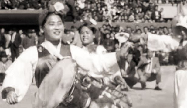 1960년 전국농악경연대회 공연 중인 여성농악단. /PRM