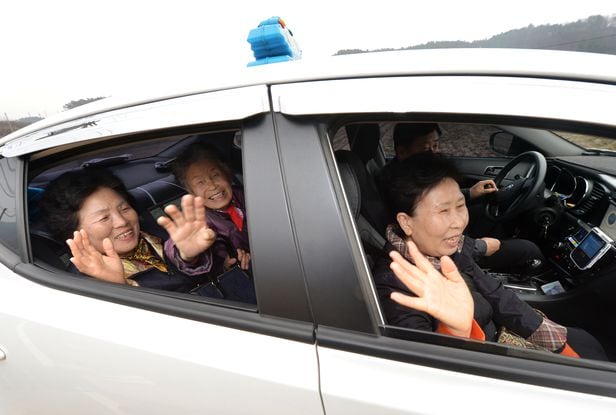 2014년 3월 19일 충남 서천군 서천읍 삼산리 마을회관 앞에서 주민들이 ‘희망택시’를 타고 손을 흔들고 있다./신현종 기자