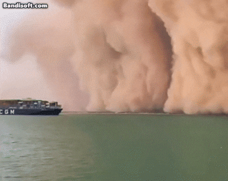 수에즈 운하에 모래폭풍이 밀려들고 있는 모습. /트위터