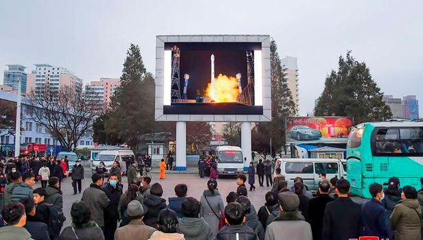 북한 주민들이 지난 21일 밤 평안북도 철산군의 서해위성발사장에서 발사된 정찰위성 '만리경-1'호의 발사 소식을 대형 전광판으로 지켜보고 있다./연합뉴스