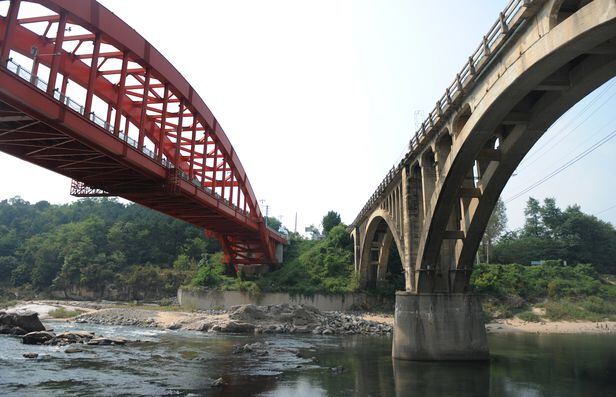 한탄강 중류 철원 동송읍 승일교(昇日橋). 1948년 북한 땅이었을 당시 북측이 공사를 시작해 6·25전쟁으로 중단했고 휴전 후 한국 땅이 된 뒤 1958년 12월 한국 정부가 완성했다.