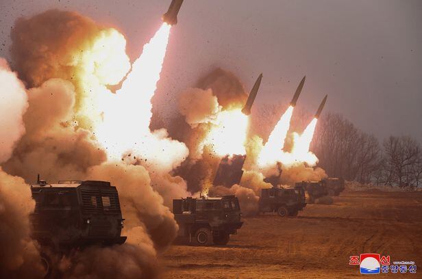 북한이 9일 서해를 향해 전술유도무기를 발사하고 있다. /조선중앙통신 연합뉴스