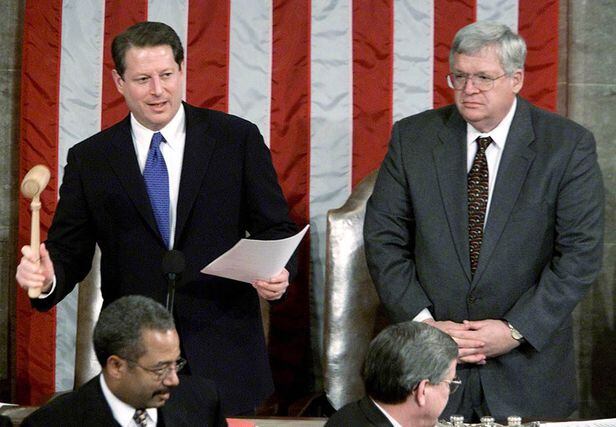 2001년 1월 6일 미 상하원 합동회의에서 당시 민주당 후보이자 부통령이었던 앨 고어가 조지 W 부시 271표, 고어 267표로 부시의 대선 승리를 최종 발표하며 의사봉을 두드리고 있다. 사진 오른쪽은 당시 하원의장인 데니스 해스터트. 