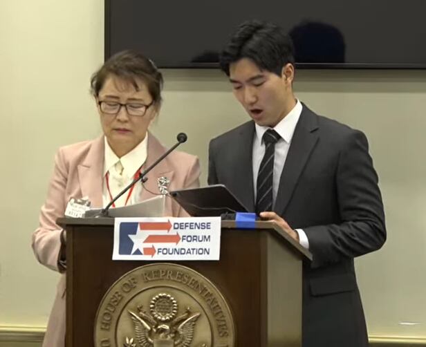 14일(현지 시각) 미 연방하원 레이번 빌딩에서 탈북민 지한나(왼쪽)씨가 북한의 인권 유린 현실에 대해 증언하고 있다. /이민석 워싱턴 특파원