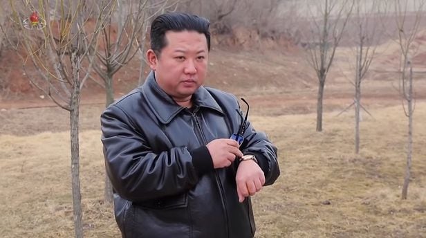 북한 조선중앙TV가 25일 공개한 영상에서 김정은 북한 국무위원장이 시계를 가리키고 있다. /조선중앙TV