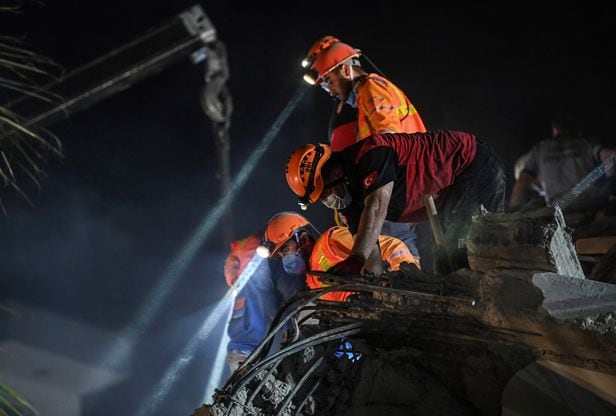 터키 이즈미르 지진피해현장에서 밤샘구조작업이 이뤄지고있다. /AFP 연합뉴스