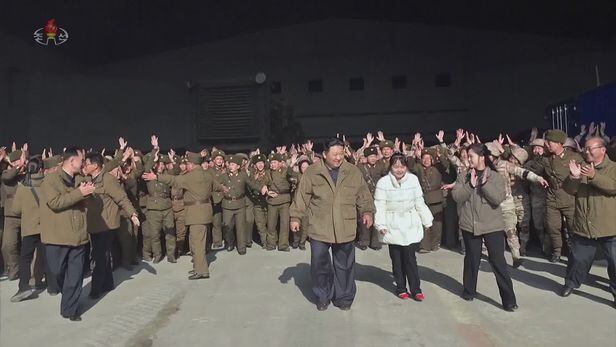조선중앙TV가 20일 화성-17형 발사 영상을 추가로 공개했다.  김정은 국무위원장과 어린 딸, 부인인 리설주 여사가 나란히 걸어가며 군인들의 박수를 받는 모습. /조선중앙TV 연합뉴스