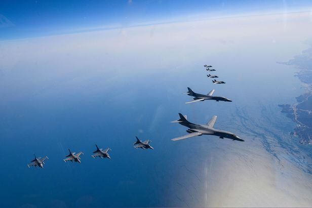 한미 공군이 지난 3월 19일 한반도 상공에서 우리측 F-35A 전투기와 미 공군 B-1B 전략폭격기 및 F-16 전투기가 참여한 가운데 연합공중훈련을 실시하고 있다. /국방부