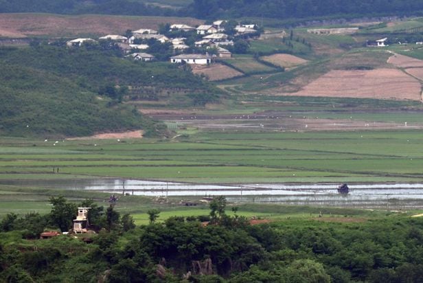 지난 6일 오전 경기 파주시 오두산통일전망대에서 바라본 북한 황해북도 개풍군 임진강변 마을에서 주민들이 농사를 짓고 있다. /뉴스1