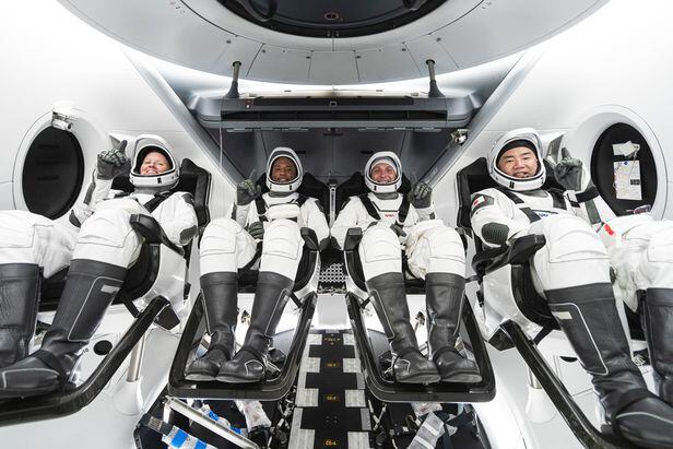 스페이스X의 첫 공식 유인 우주선 발사 임무에 참가한 우주인들. 왼쪽부터  NASA 소속 여성 물리학자 섀넌 워커(55), 조종사 빅터 글로버(44), 우주선 선장 마이크 홉킨스(51)와 일본 우주항공연구개발기구(JAXA) 소속 노구치 소이치(55) 우주비행사다./NASA