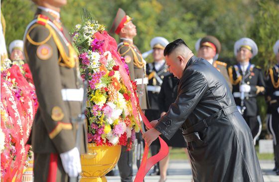 북한 노동신문은 김정은 국무위원장이 중국인민군의 한국전쟁 참전 70주년을 맞아 평안남도 회창군에 있는 인민군 전사자묘를 참배했다고 22일 보도했다./노동신문·뉴시스
