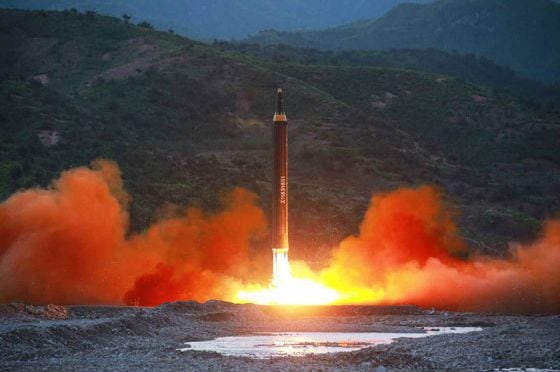 2017년 5월 북한이 평안남도 북창 일대서 발사한 지대지 중장거리 전략탄도로켓(IRBM) '화성-12형' 발사 장면. /노동신문 뉴스1