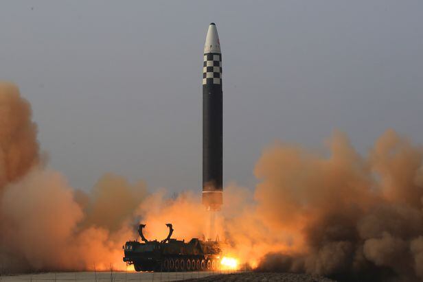 2022년 3월 24일  북한이 신형 대륙간탄도미사일(ICBM)이라고 주장하는 '화성-17형'을 발사하는 장면. /노동신문·뉴스1
