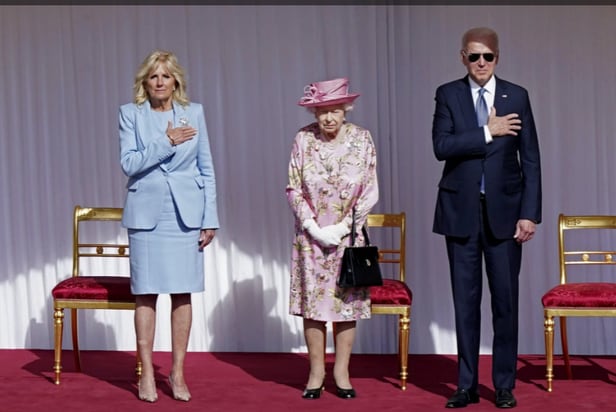 조 바이든 미국 대통령과 퍼스트레이디 질 바이든이 2021년 6월 영국 윈저성에서 엘리자베스 2세 여왕을 만났을 때의 모습./백악관